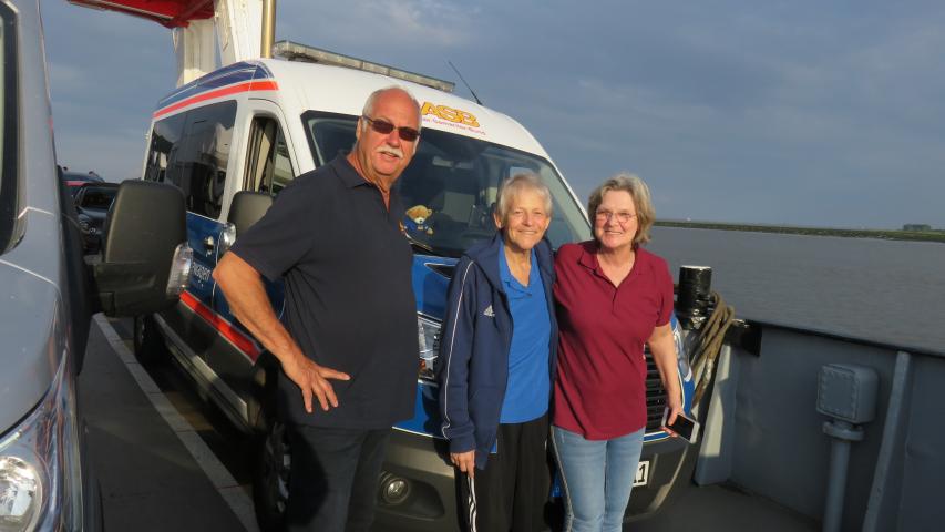 Der Wünschewagen mit Gästen auf der Elbfähre Glückstadt