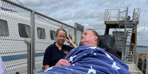 Uwe am Hafen auf der Trage